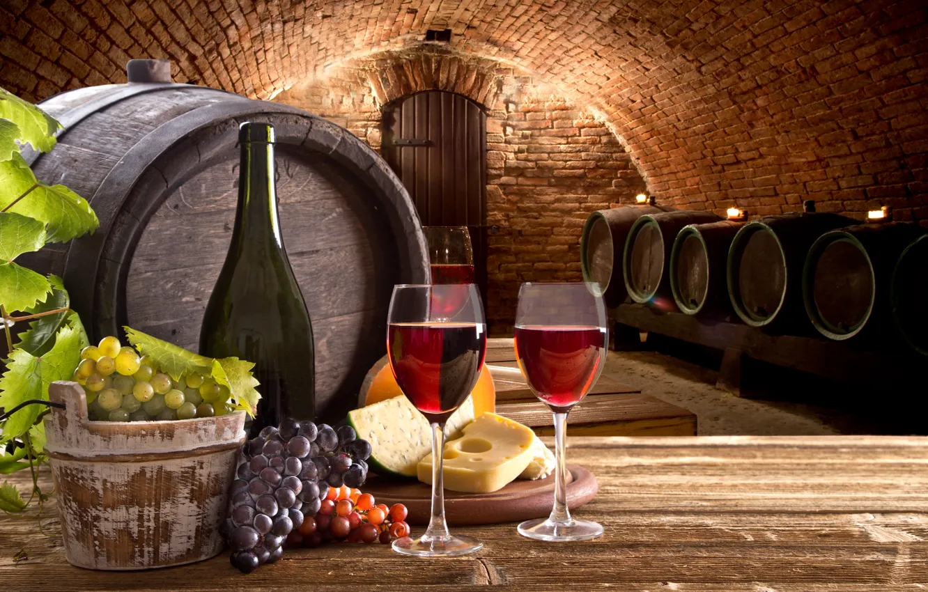 Фото обои стол, вино, бутылка, сыр, бокалы, виноград, погреб, бочки