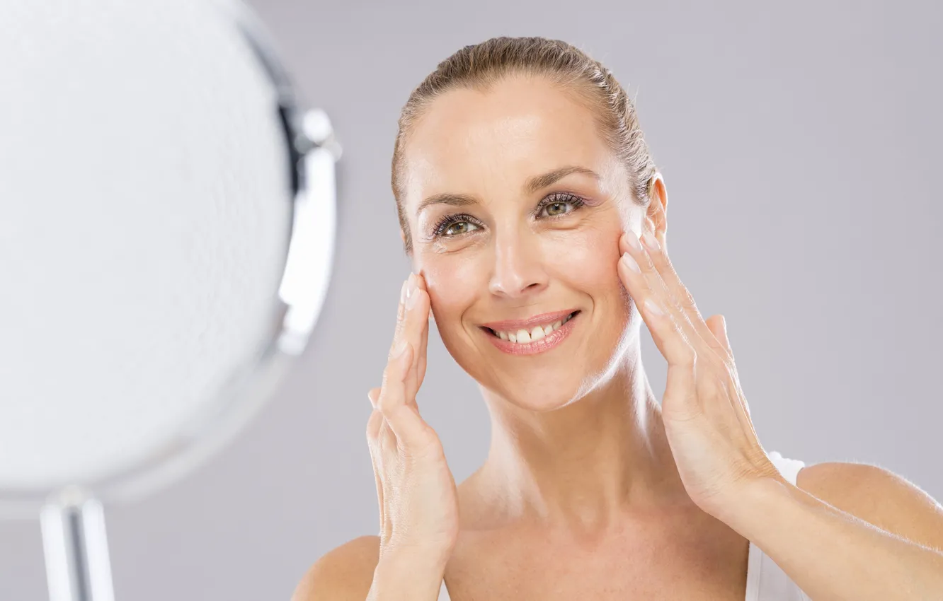 Фото обои woman, smile, mirror, wrinkles