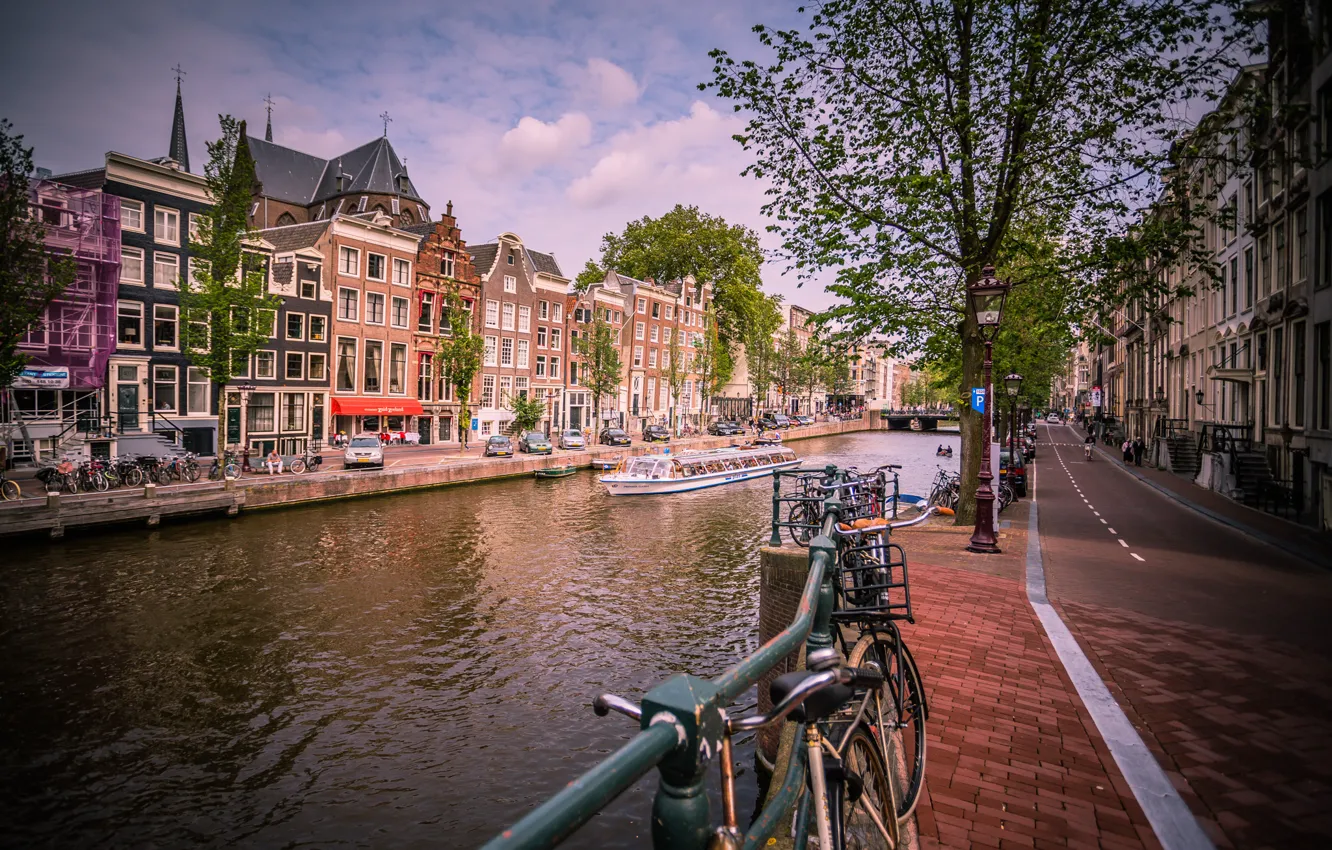 Фото обои дорога, машины, город, река, дома, Амстердам, канал, Нидерланды