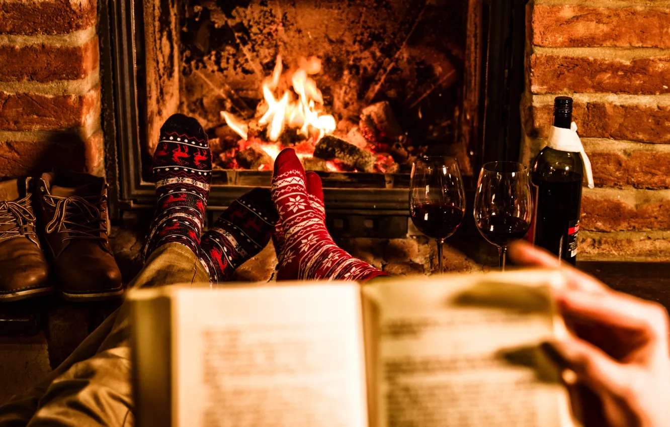 Фото обои тепло, вино, ноги, бокалы, носки, камин, двое