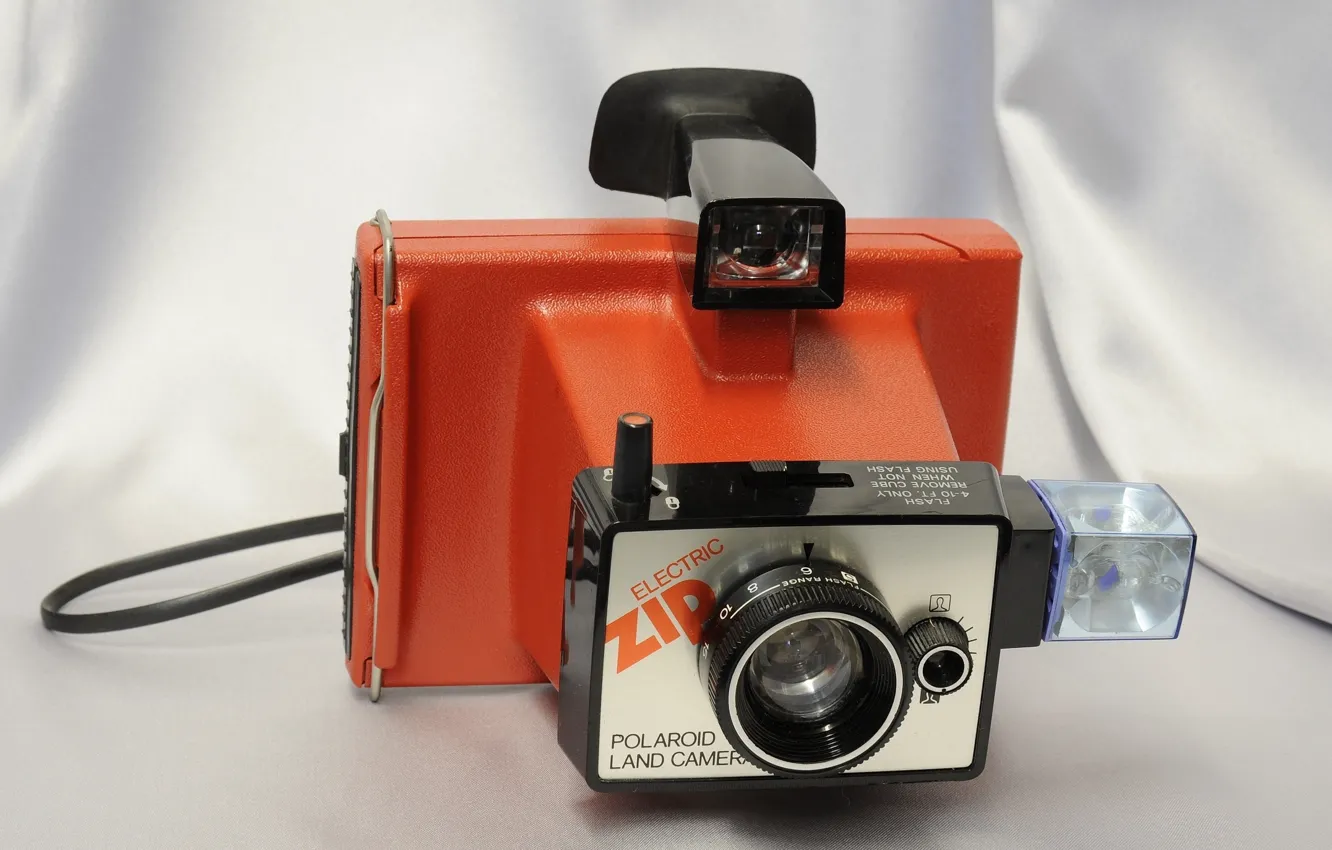 Фото обои фон, вспышка, фотоаппарат, объектив, видоискатель, пластиковый корпус, Polaroid Land Camera Electronic Zip