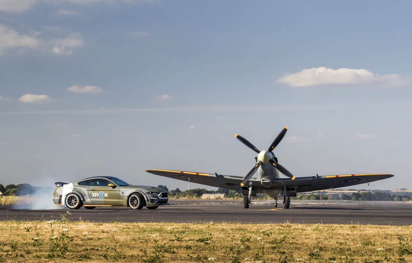 Фото обои Ford, Винт, 2018, Supermarine Spitfire, RAF, ВПП, Королевские ВВС, Mustang GT