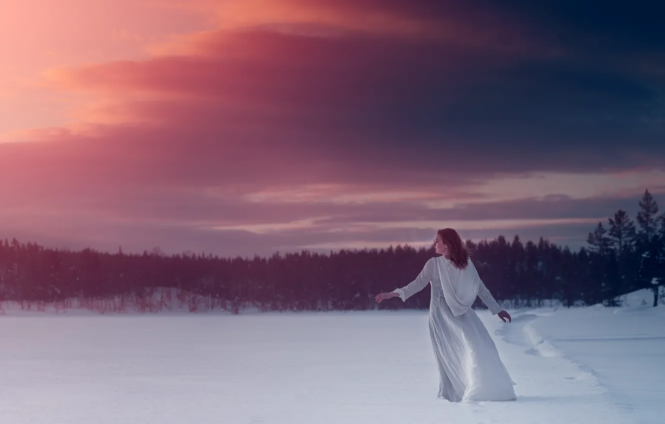 Фото обои зима, девушка, снег, закат, платье
