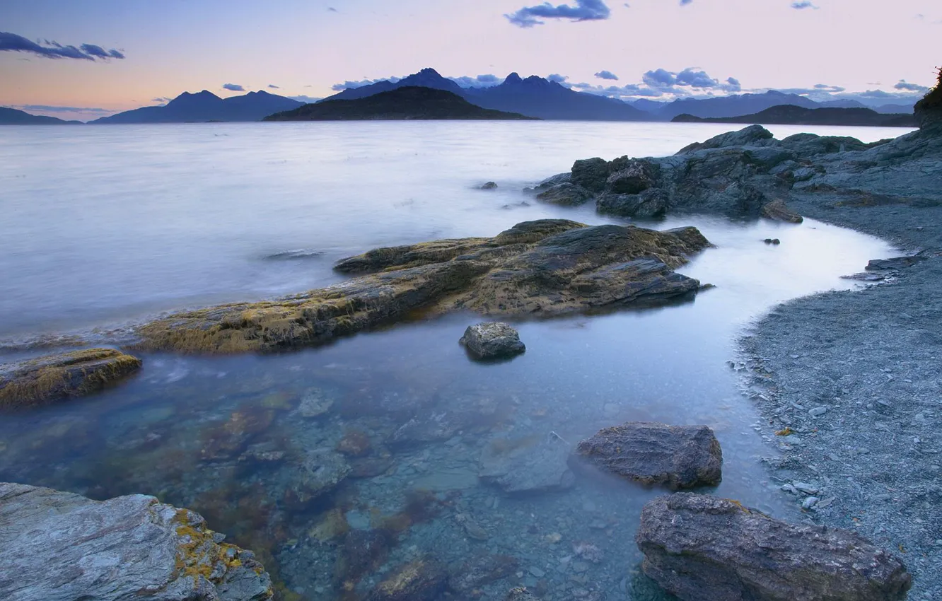 Фото обои вода, облака, горы, камни, берег