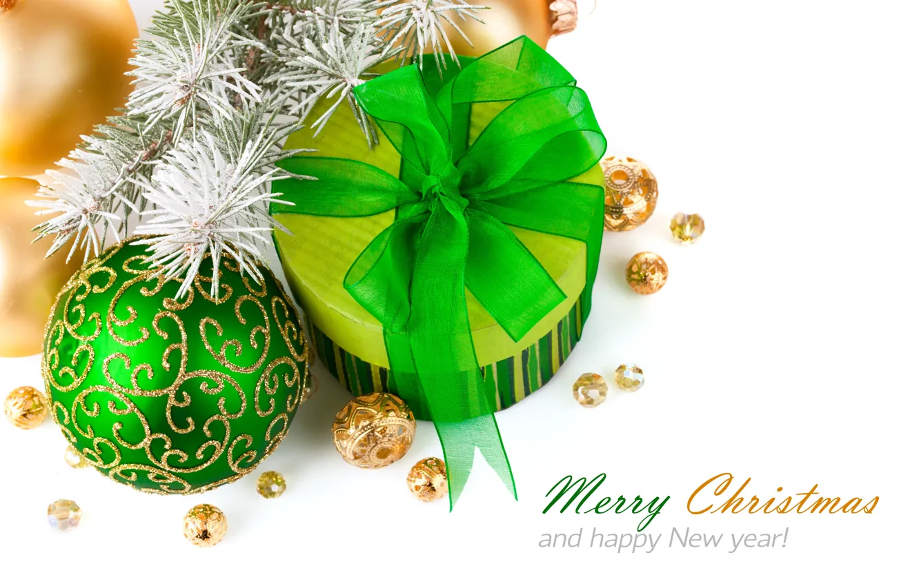 Фото обои иней, шар, зелёный, бант, Happy New Year, ёлки, на ветке, Подарок