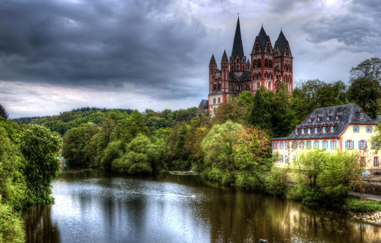 Фото обои небо, деревья, тучи, река, замок, дома, обработка, Германия
