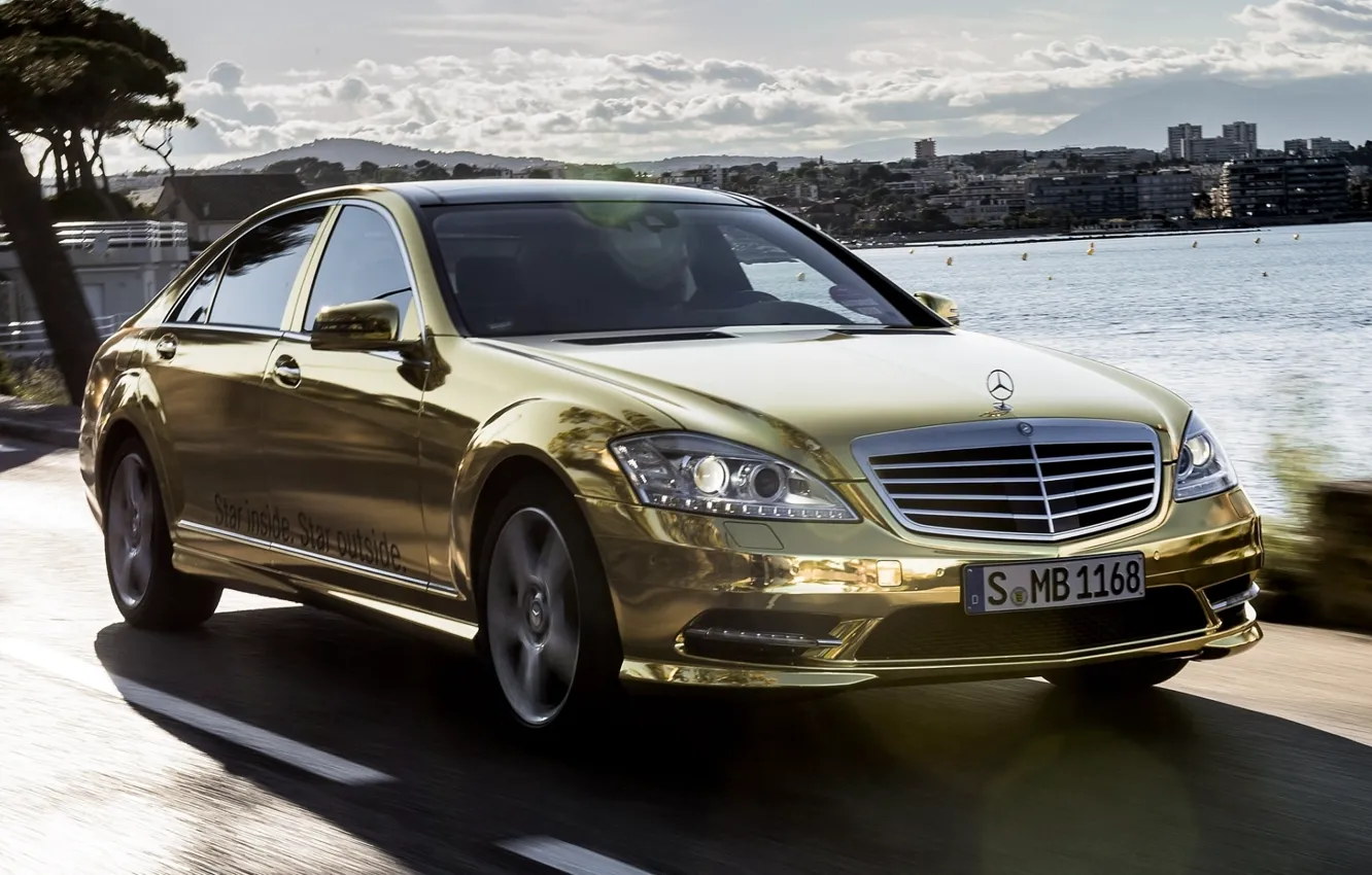 Фото обои небо, Mercedes-Benz, Мерседес, золотой, седан, передок, спец.версия, S-Klasse