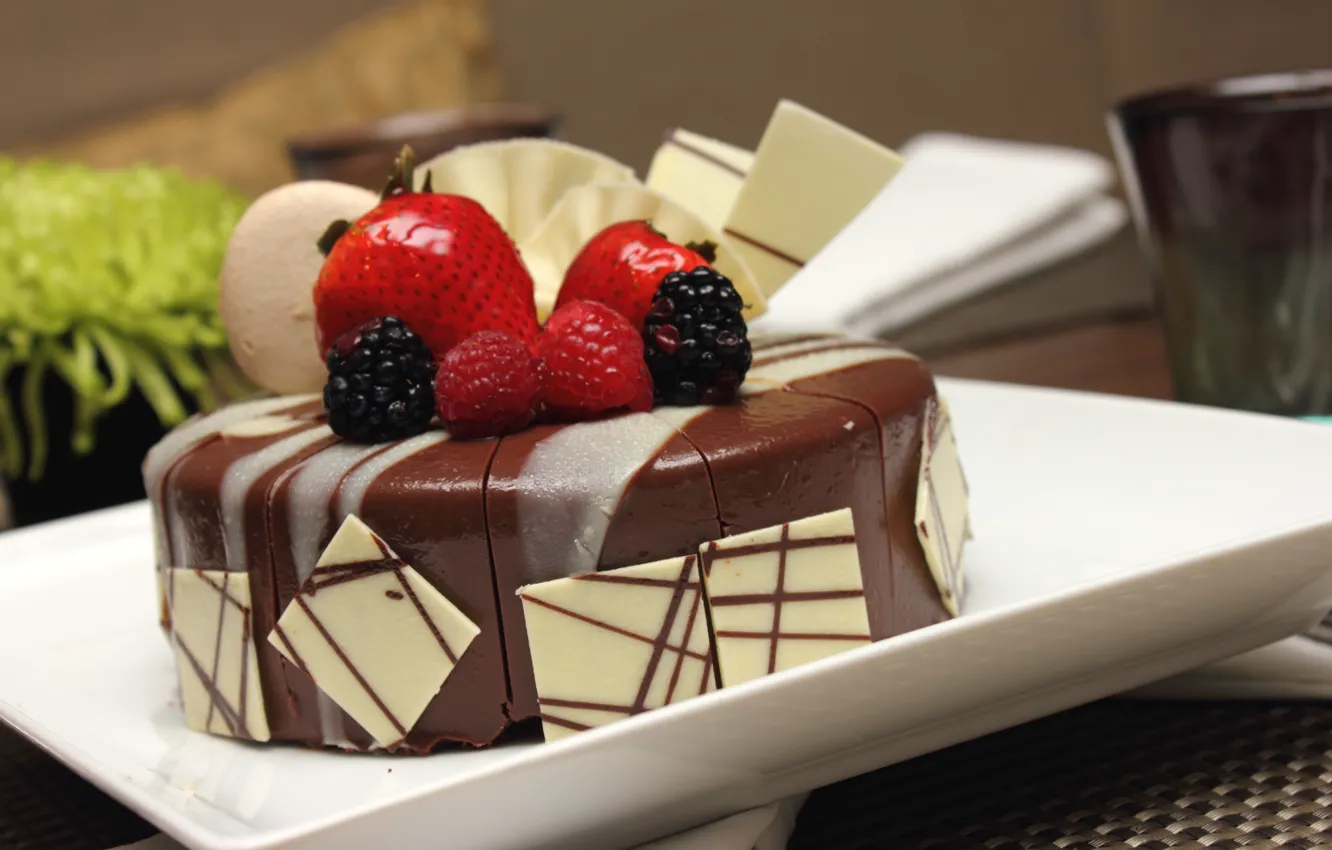 Фото обои ягоды, сладость, шоколад, пирожное