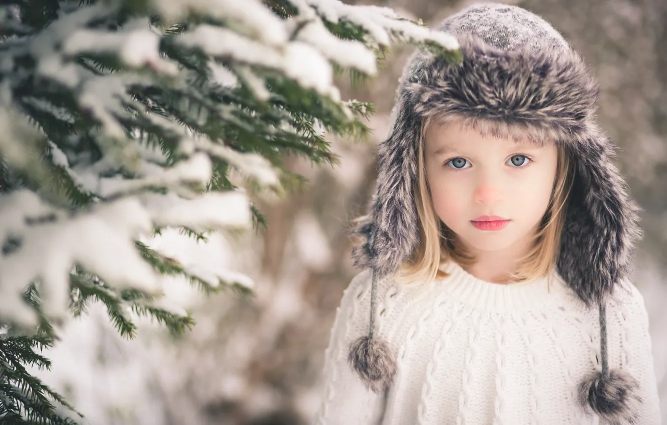 Фото обои взгляд, снег, ветки, шапка, блондинка, девочка, ёлка, ребёнок