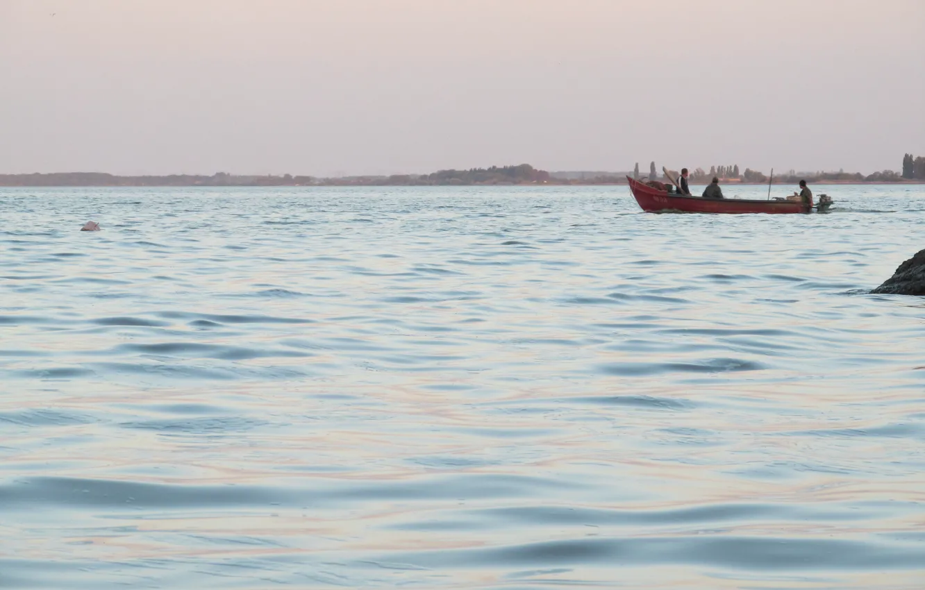 Фото обои Вода, Море, Лодка, Люди, Настроение, Рыбаки, Одинокий