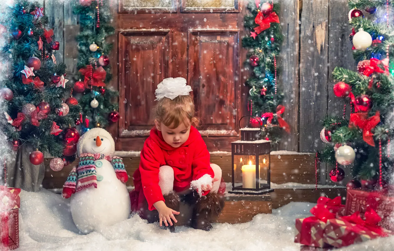 Фото обои снег, дети, игрушки, елка, новый год, свеча, девочка, фонарь