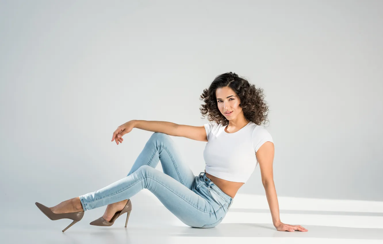 Фото обои girl, fashion, grey, jeans, female, heels, curly, hairstyle