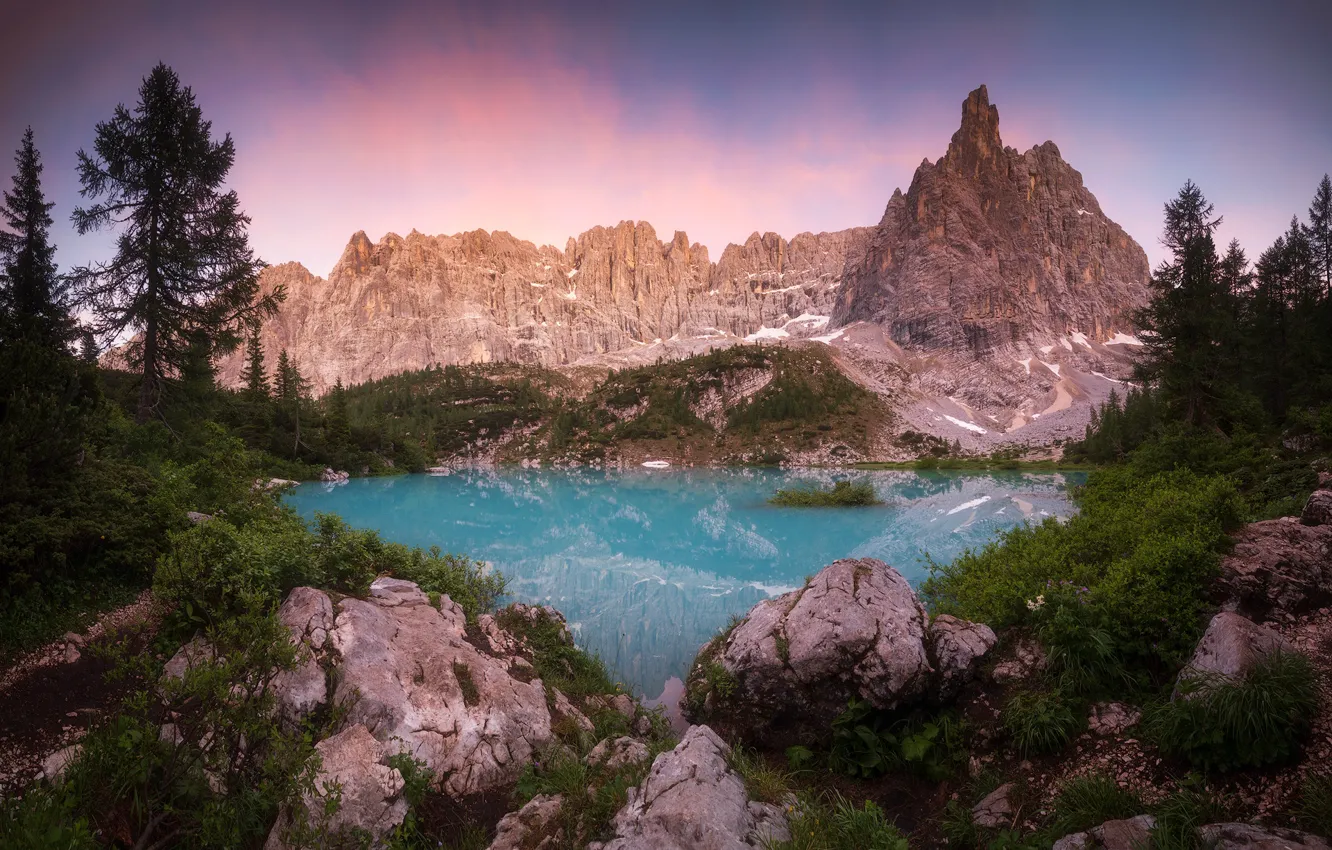 Фото обои небо, деревья, горы, озеро, камни, скалы, берег, ели