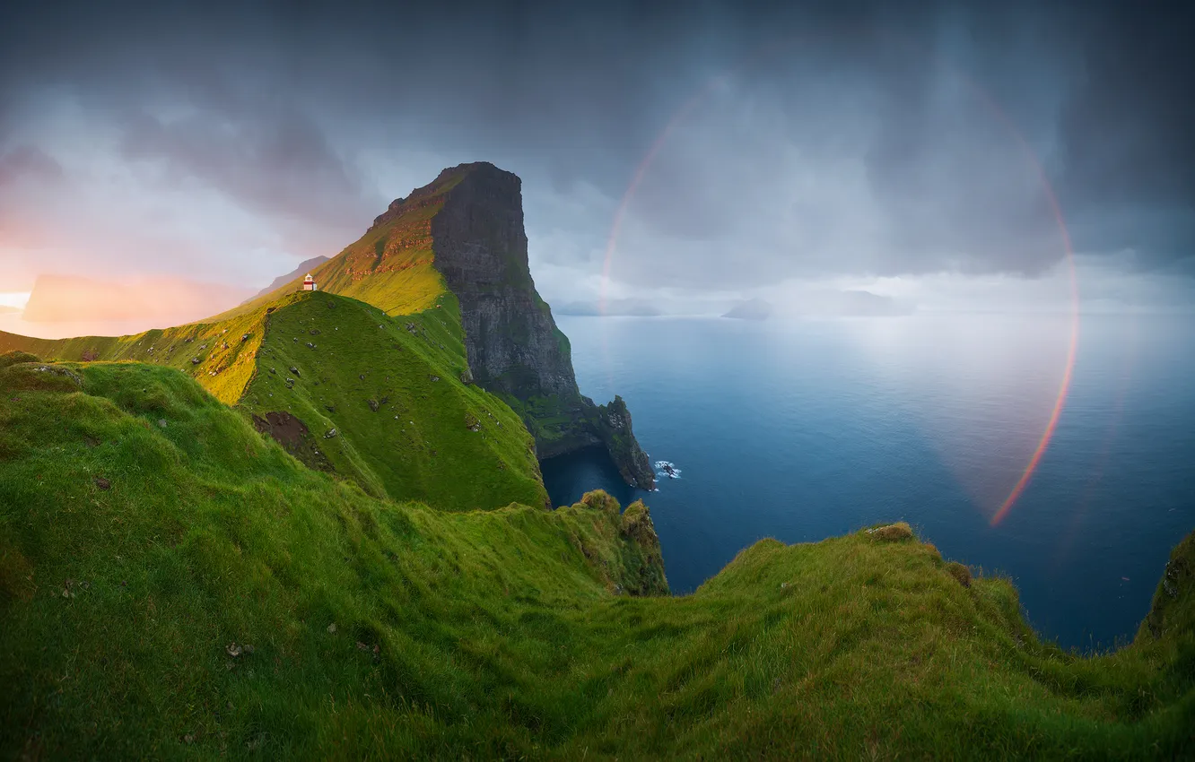 Фото обои море, зелень, трава, облака, свет, горы, туман, блики