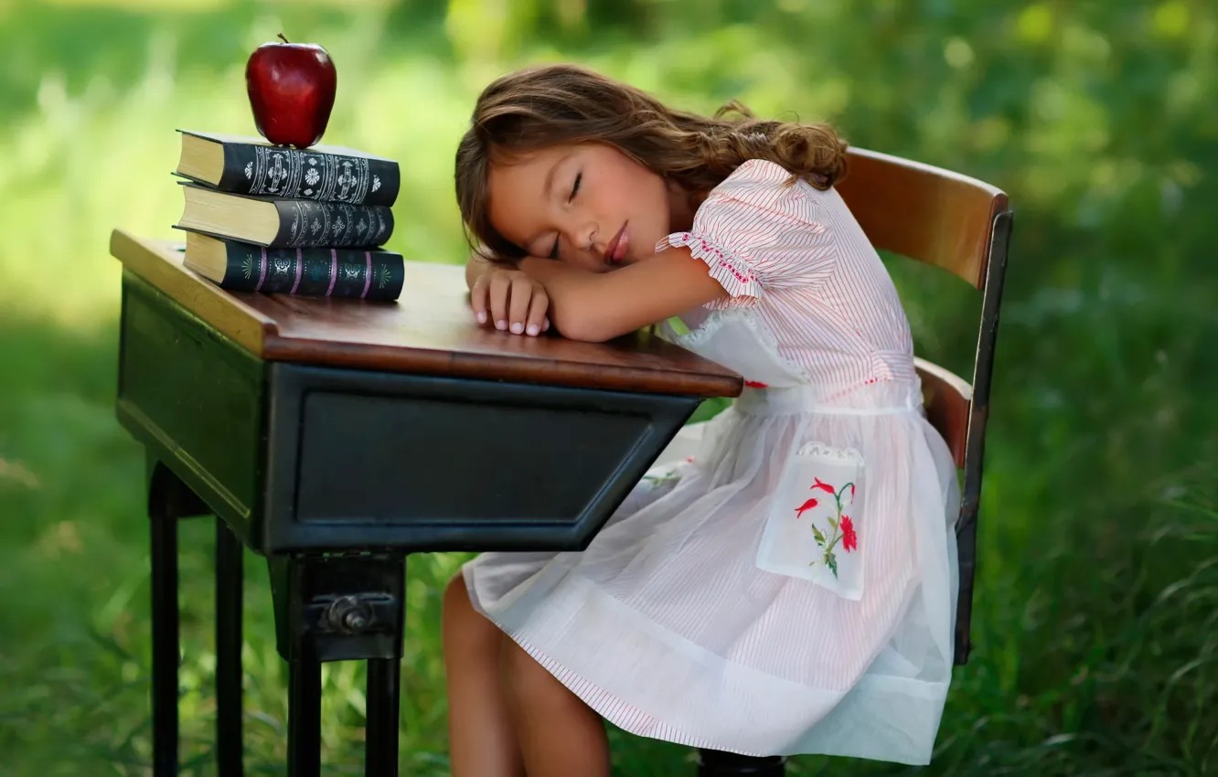 Фото обои книги, яблоко, сон, девочка