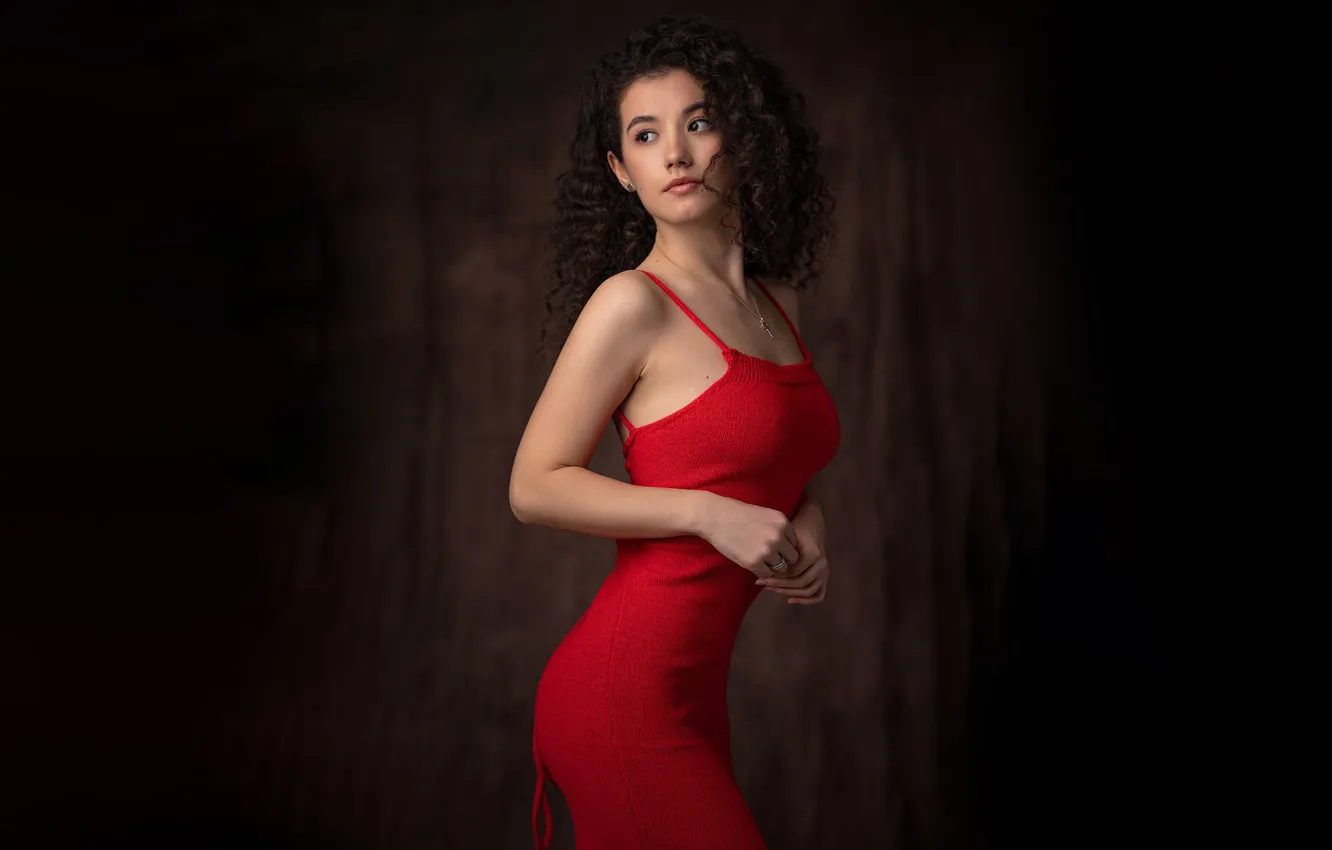 Фото обои девушка, фигура, studio, model, women, brunette, red dress, hips