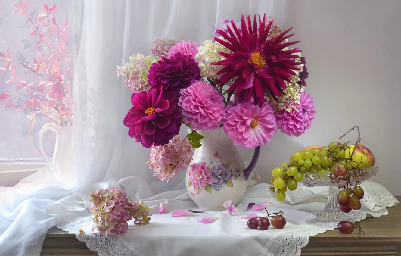 Фото обои цветы, ягоды, виноград, гроздь, кувшин, натюрморт, занавеска, салфетка