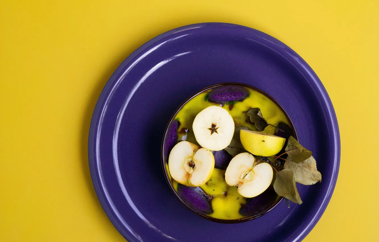 Фото обои фиолетовый, желтый, фон, яблоки, цвет, тарелка, контраст, половинки