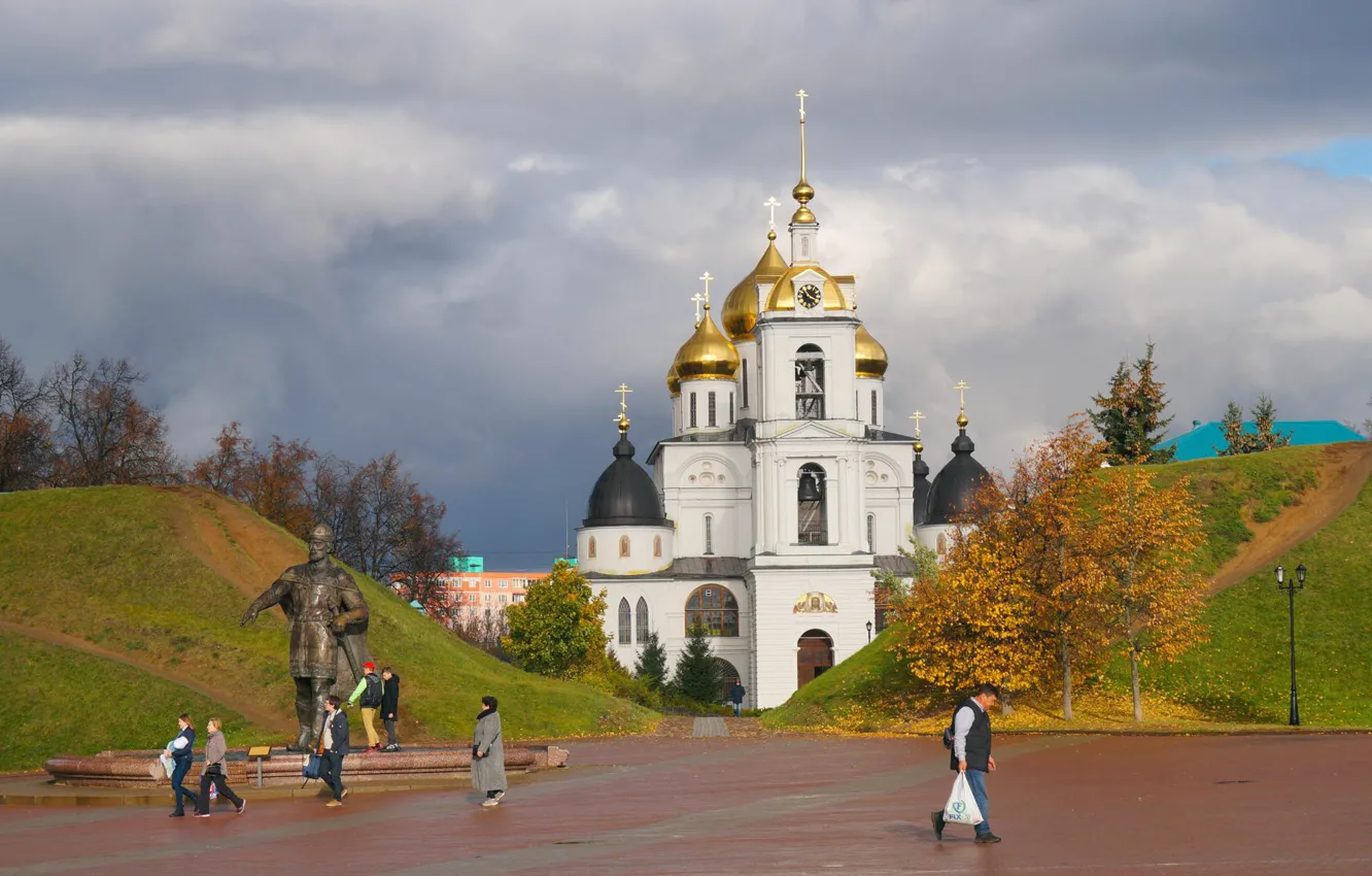 Фото обои осень, пейзаж, тучи, город, памятник, купола, Успенский собор, валы