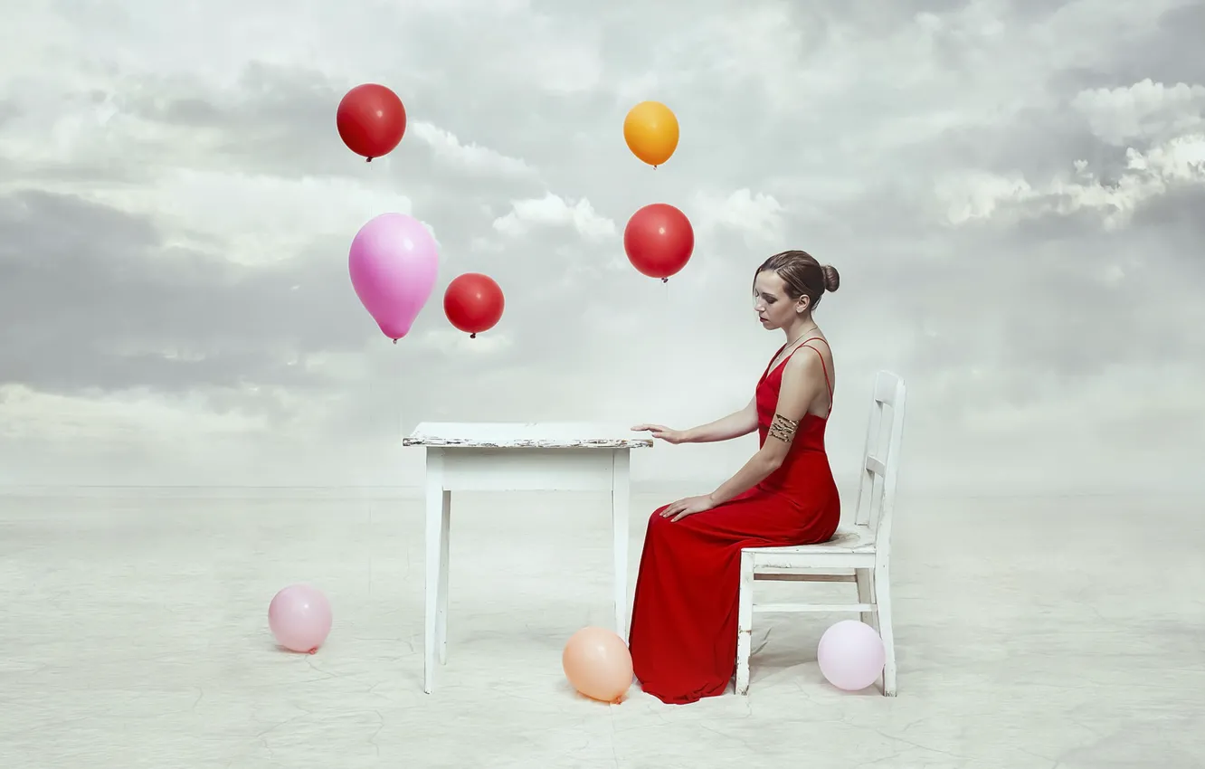 Фото обои небо, девушка, стол, шары, стул