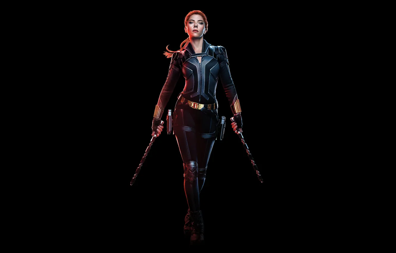 Фото обои фигура, Scarlett Johansson, костюм, косички, рыжая, Скарлетт Йоханссон, красотка, черный фон