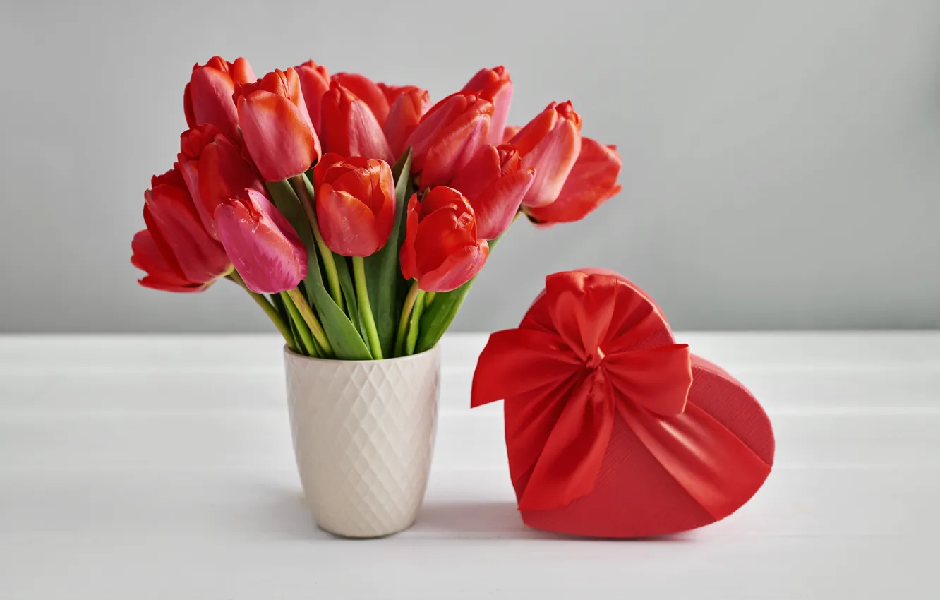 Фото обои подарок, букет, тюльпаны, красные, ваза, Yarovoy Aleksandr