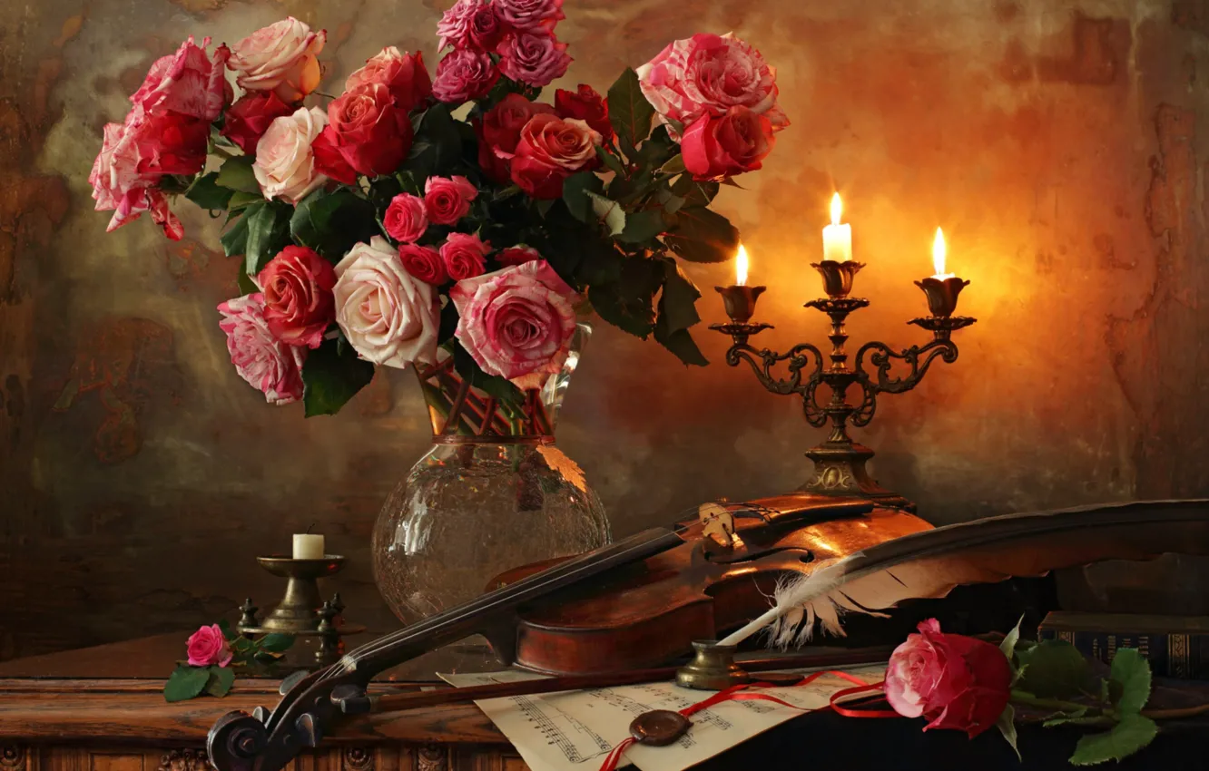 Фото обои ноты, перо, скрипка, розы, букет, свечи, натюрморт