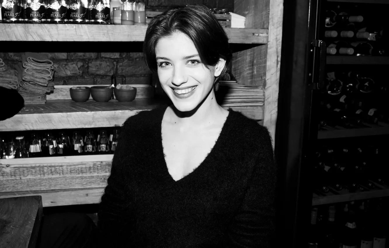 Фото обои поза, улыбка, актриса, фон black, hair, черно белая, actress, Анна Чиповская