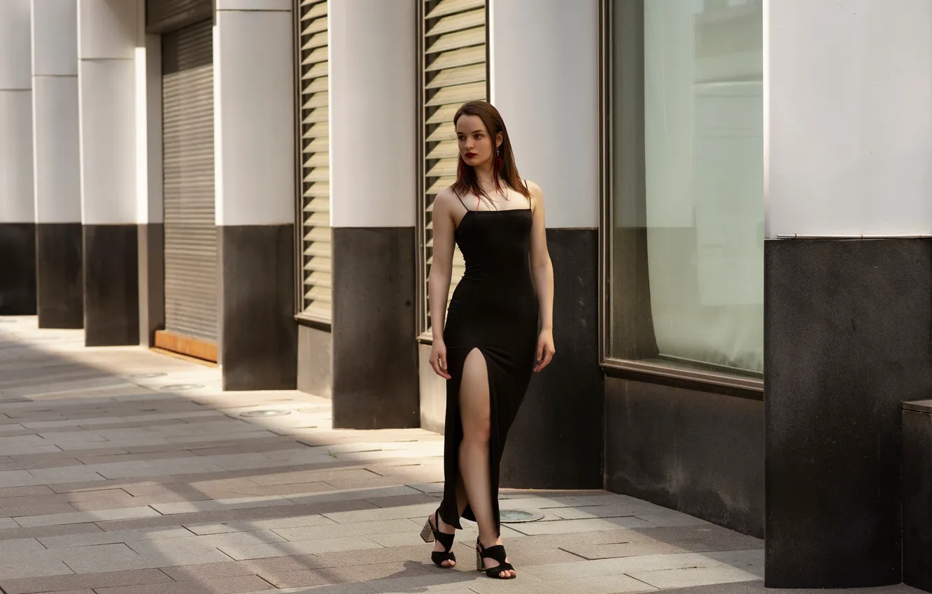 Фото обои model, women, brunette, black dress, hips, public, women outdoors, tight dress