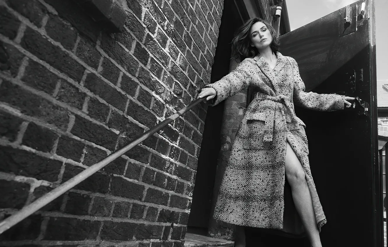 Фото обои девушка, поза, здание, актриса, черно-белое, Keira Knightley, пальто