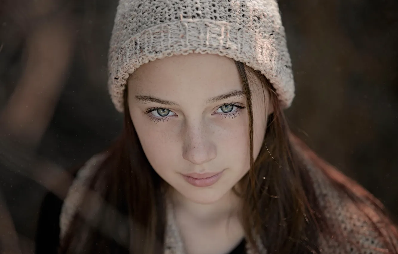 Фото обои взгляд, шапка, портрет, веснушки