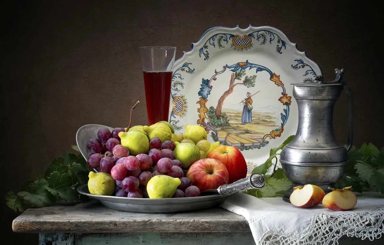 Фото обои темный фон, стол, яблоки, бокал, виноград, фрукты, натюрморт, предметы