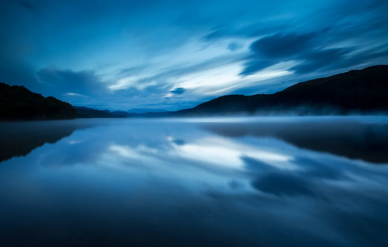 Фото обои небо, вода, облака, туман, озеро, гладь, отражение, голубое