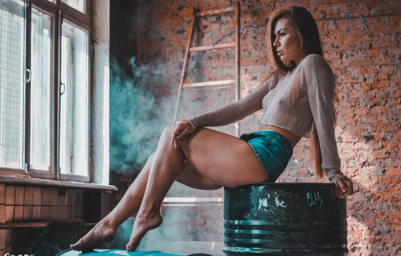 Фото обои girl, wall, shorts, legs, smoke, photo, photographer, bricks