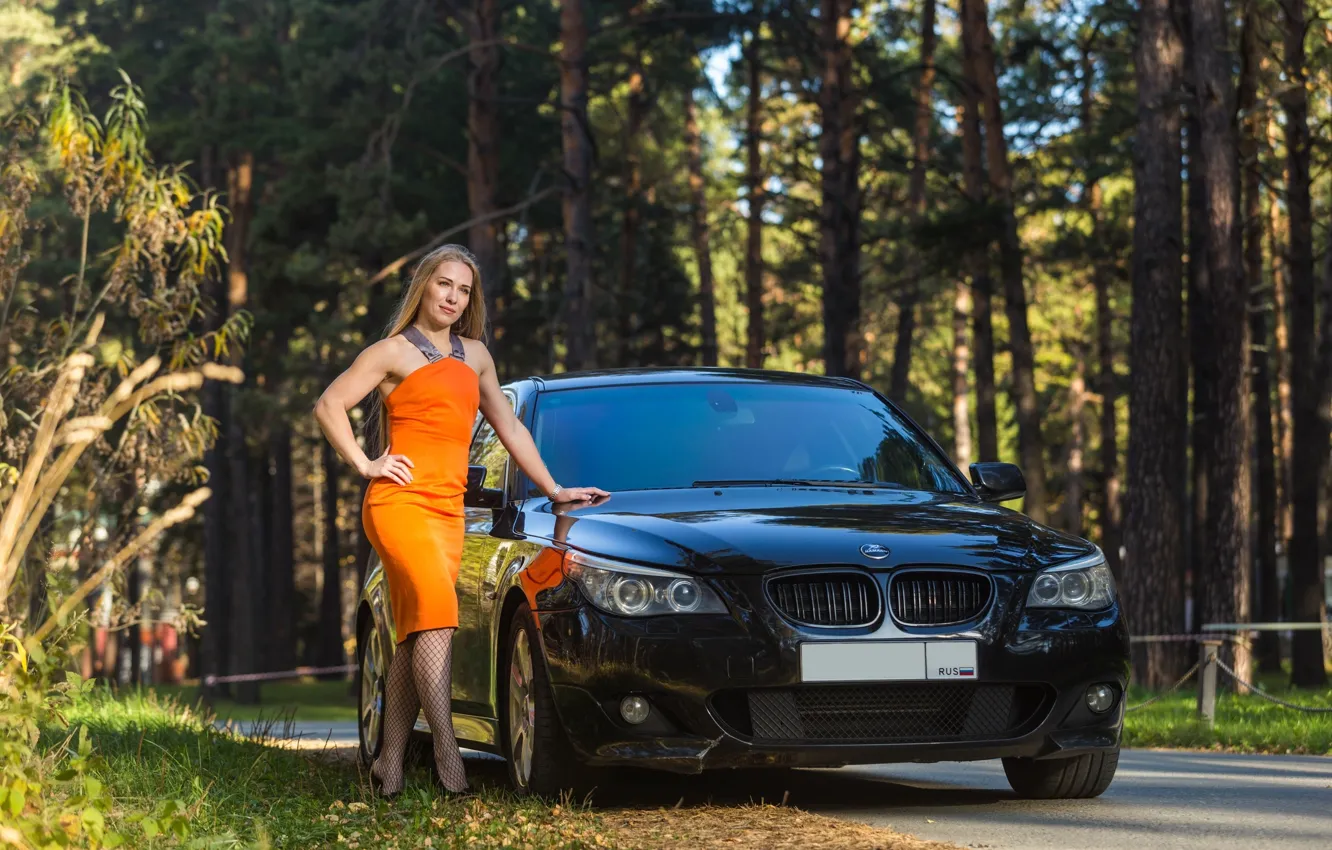 Фото обои Девушки, BMW, красивая девушка, позирует над машиной, чёрный авто