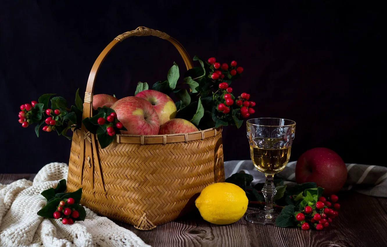 Фото обои ягоды, темный фон, стол, вино, лимон, яблоки, бокал, плоды