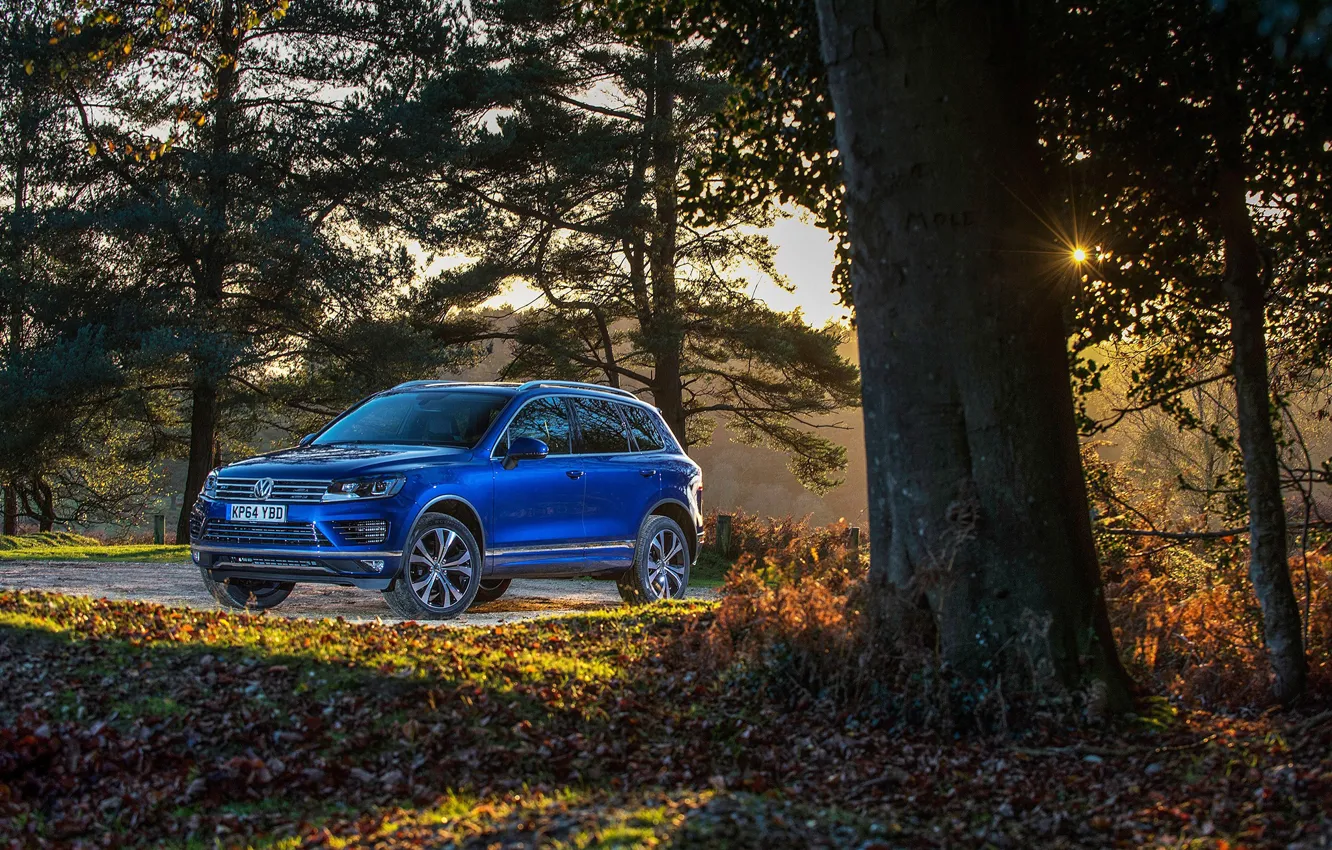 Фото обои авто, осень, солнце, синий, листва, Volkswagen, Touareg, R-Line