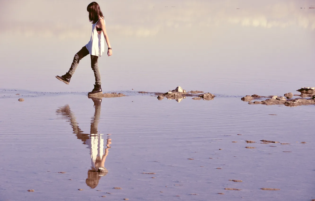 Фото обои море, девушка, отражение, камни