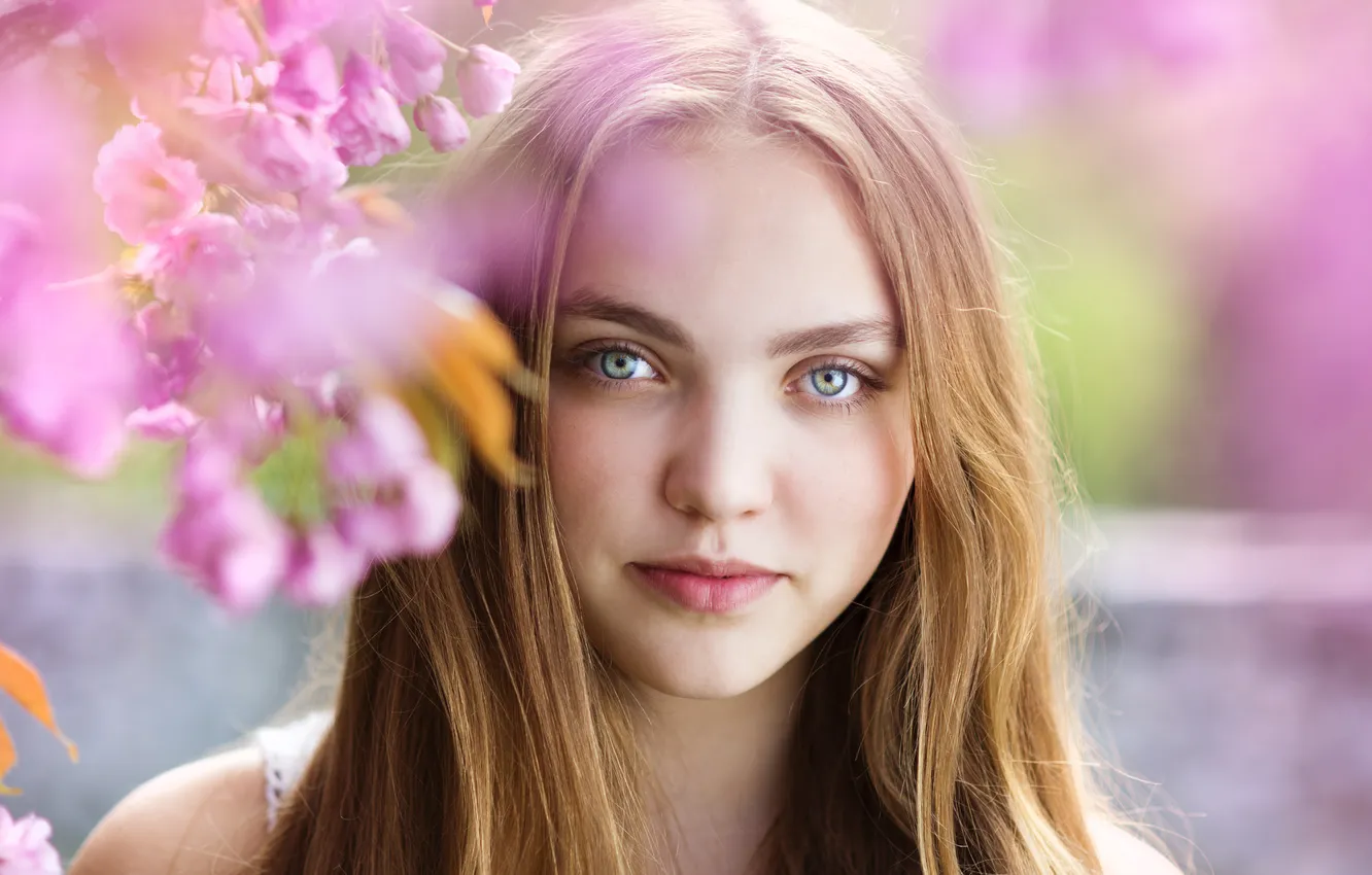 Фото обои взгляд, девушка, цветы, улыбка, весна, шатенка