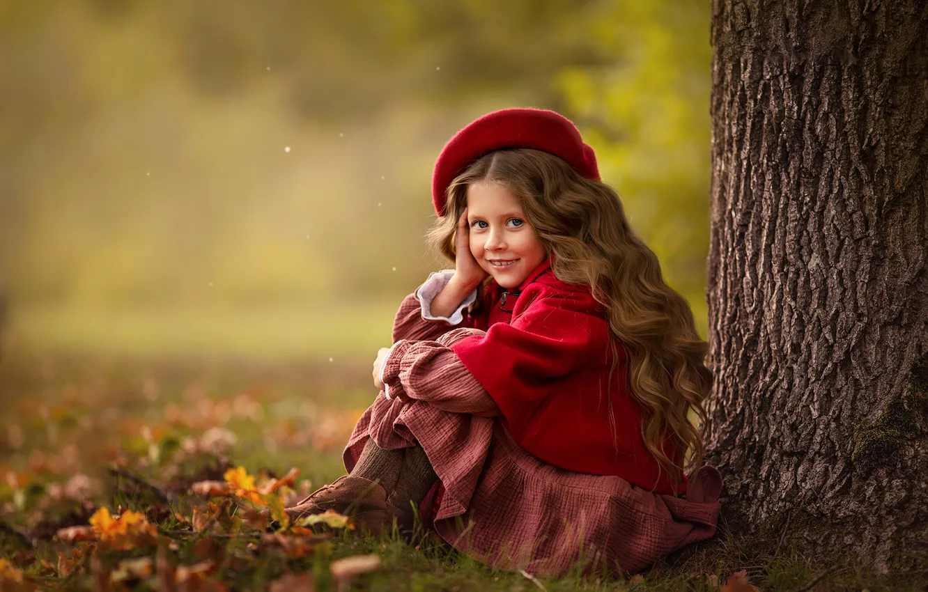 Фото обои осень, взгляд, улыбка, дерево, настроение, девочка, длинные волосы, берет
