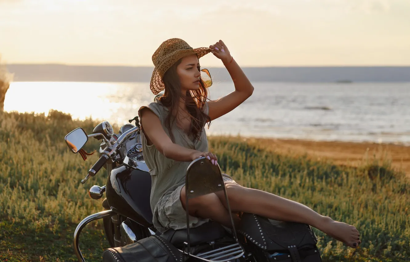 Фото обои вода, девушка, поза, рука, шляпа, мотоцикл, байк, нога