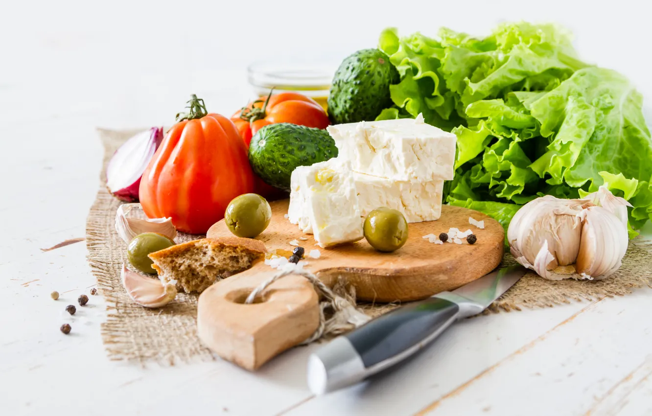 Фото обои сыр, овощи, помидоры, специи, чеснок, листья салата, Naumenko Oleksandra