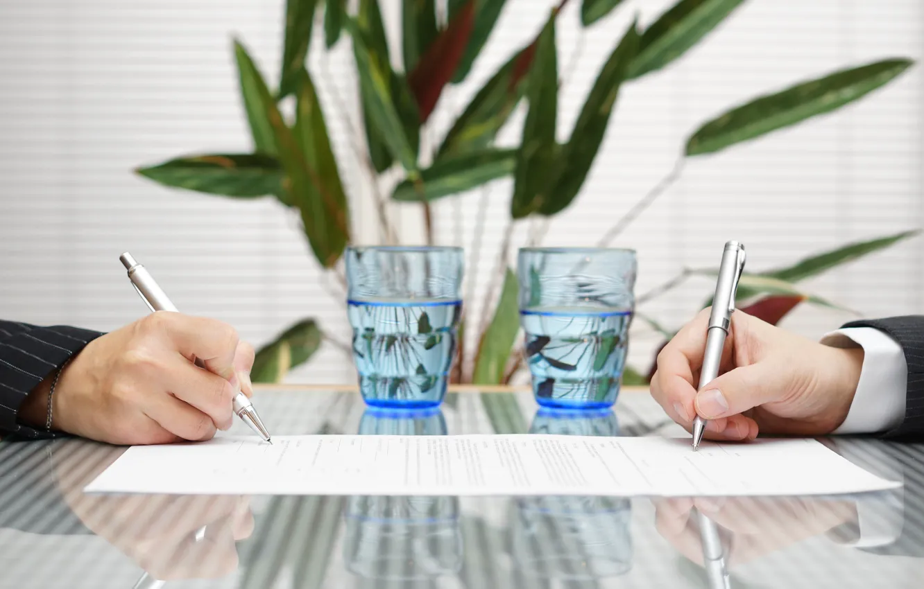 Фото обои water, glasses, table, fingers, signature, pens, contract