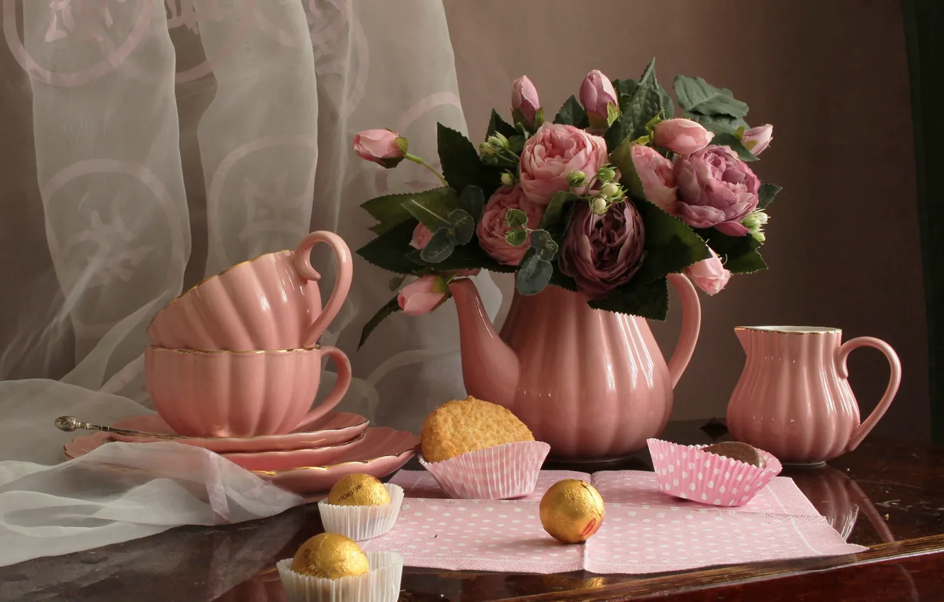 Фото обои цветы, розы, чайник, печенье, конфеты, чаепитие, чашки, тарелки
