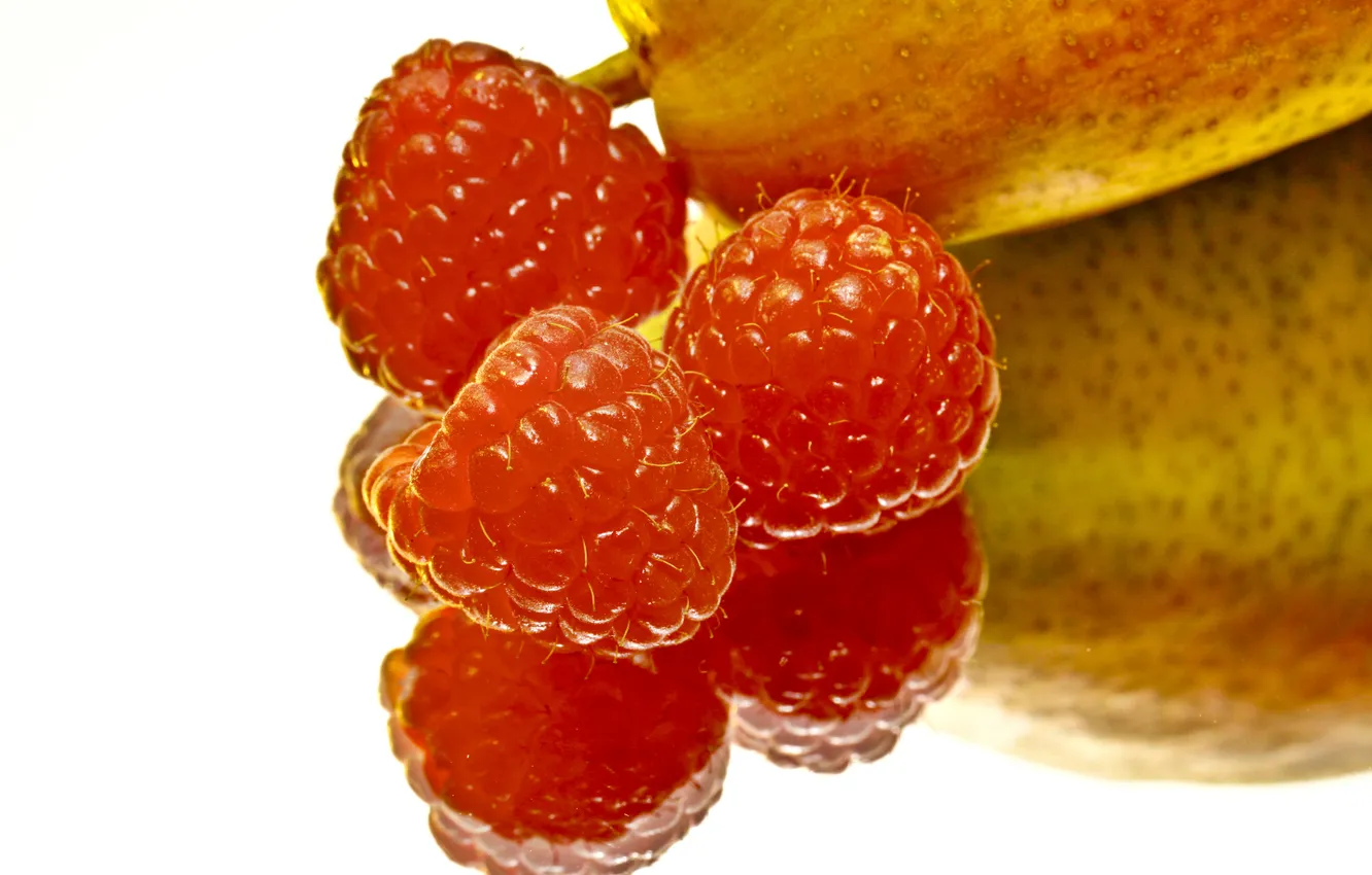 Фото обои отражение, малина, фон, ягода, фрукт, груша