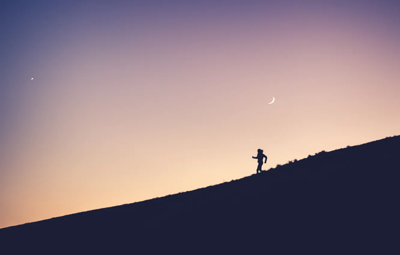Фото обои moon, twilight, sunset, hill, dusk, person, running