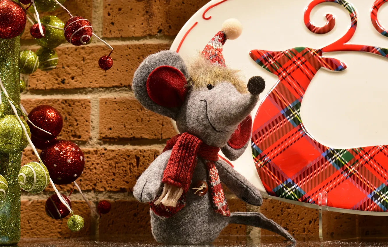 Фото обои шарики, украшения, улыбка, стена, праздник, игрушка, олень, мышь