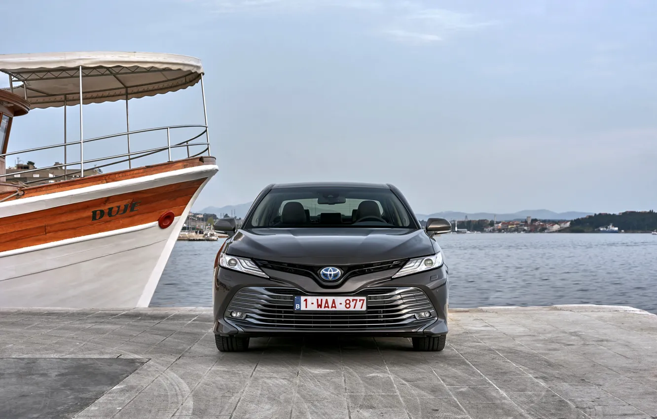 Фото обои берег, Toyota, седан, спереди, судно, Hybrid, Camry, 2019