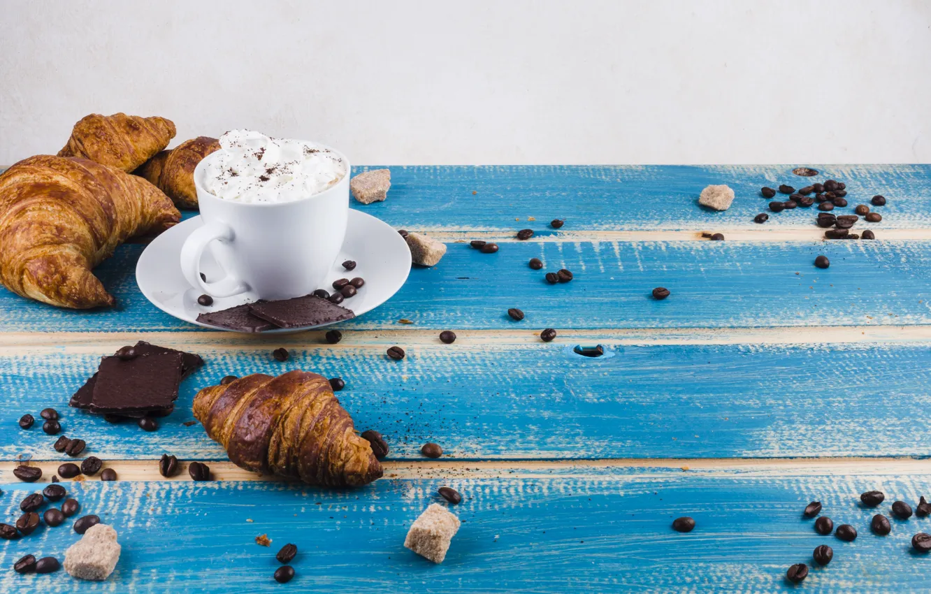 Фото обои кофе, шоколад, завтрак, wood, кофейные зёрна, круассаны, взбитые сливки