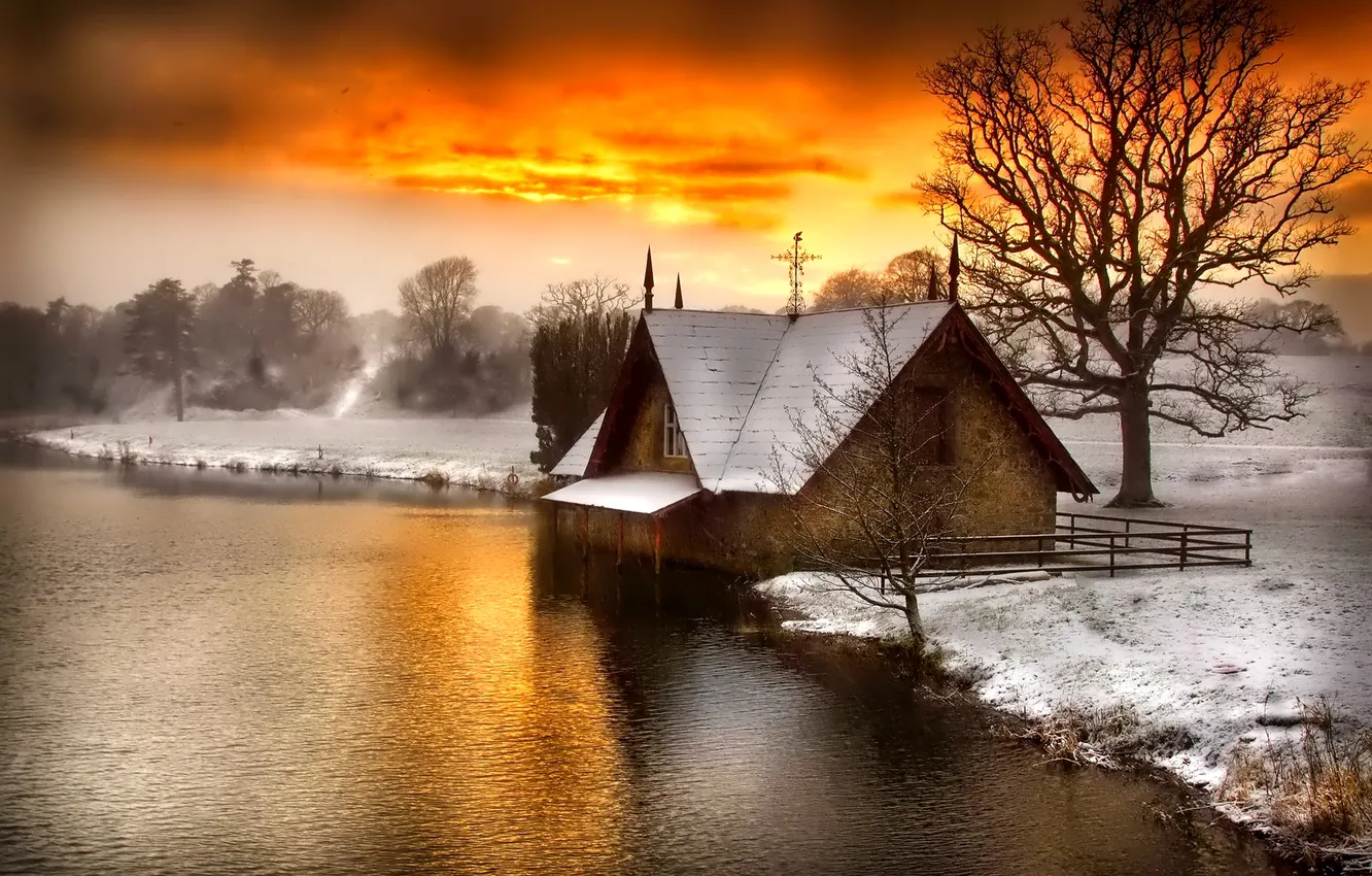 Фото обои зима, снег, река, церковь, зарево